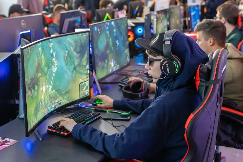 Ilustrasi karakter game offline di depan monitor