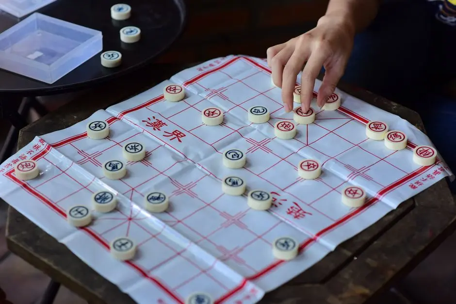 Pemain kasual sedang menyusun strategi game populer