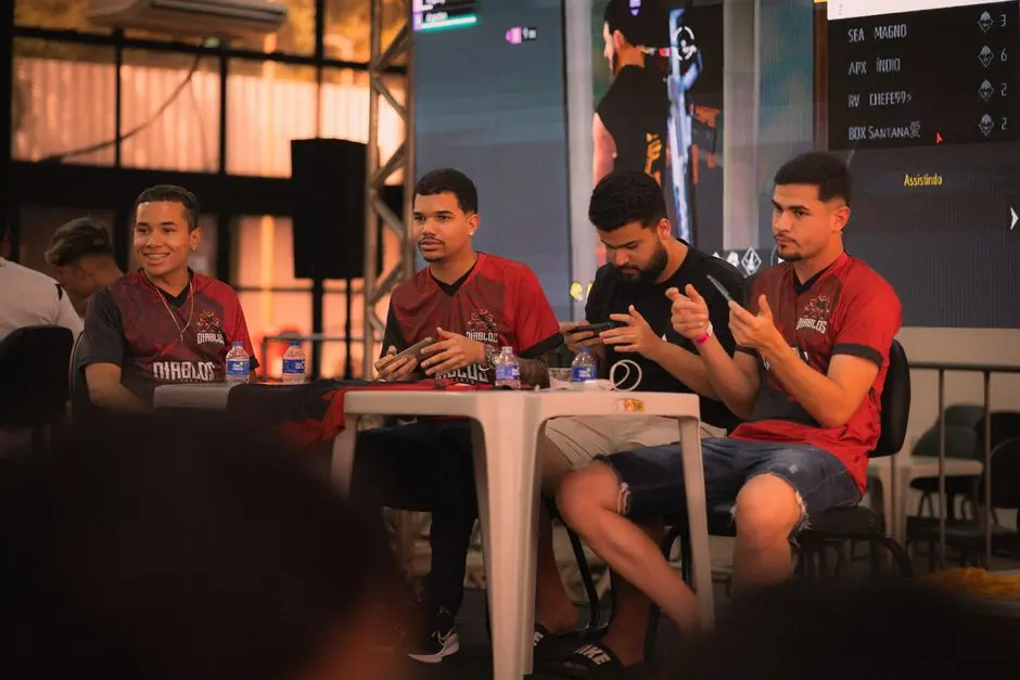 pemain gim kasual sedang mengatur strategi sebelum masuk pertandingan
